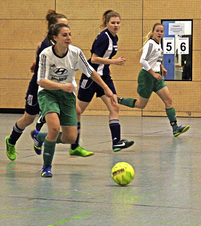 Spannende Begegnungen: Gruppenspiel FC...n/Istein, Annika Fischer ist am Ball.   | Foto: Monika Weber