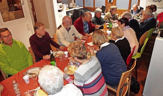 In gemtlicher Runde trafen sich die M... Weihnachtsfeier in den neuen Rumen.   | Foto: Klaus Brust