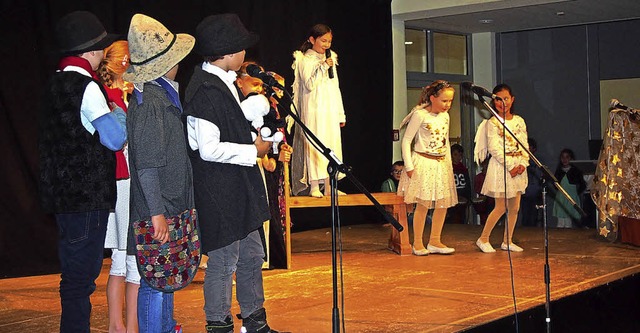 &#8222;Das Geschenk des kleinen Engels...dschule Steinen bei der Adventsfeier.   | Foto: Poppen