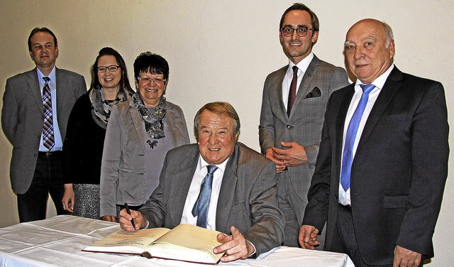 Erhard Schneider wurde im Burkheimer R... sich ins goldene Buch der Stadt ein.   | Foto: Herbert Trogus