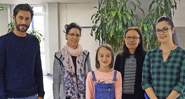 Rima Eich (Mitte) hat den Vorlesepreis...en. Mit ihr freuten sich ihre Lehrer.   | Foto: Privat