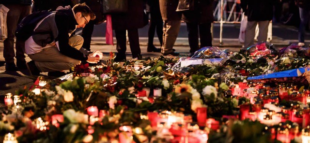 Zwei Tage nach dem Terroranschlag legt...Blumen nieder und zndeten Kerzen an.   | Foto: AFP