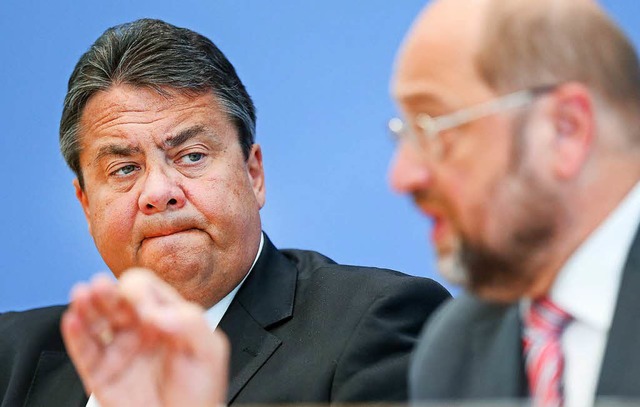 Der frhere SPD-Chef Sigmar Gabriel (l... erschienen Essay ziemlich aufgewhlt.  | Foto: dpa