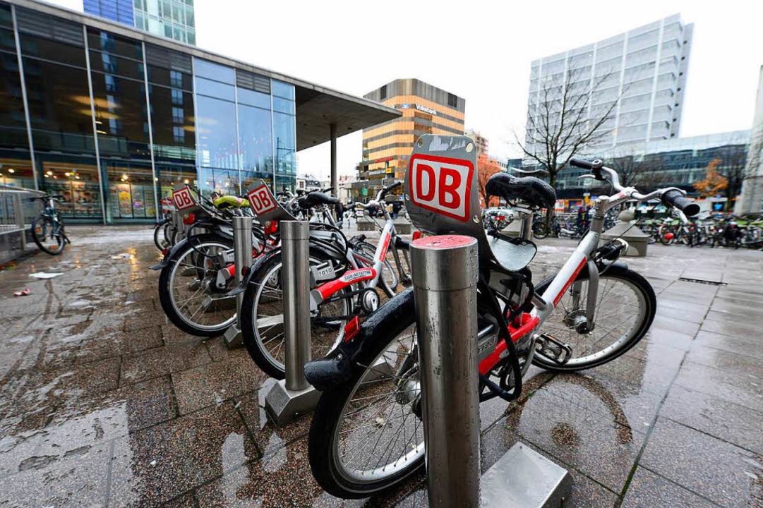 Zehn Leihräder der Bahntochter &#8222;...ike&#8220; stehen  beim  Hauptbahnhof.  | Foto: Ingo Schneider