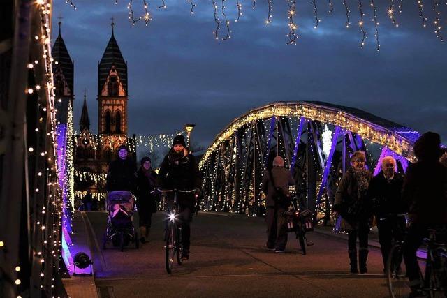 40.000 LED-Lmpchen lassen die Blaue Brcke weihnachtlich leuchten