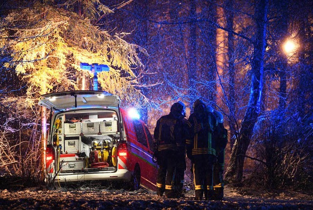 Nach dem Flugzeugabsturz mit drei Tote...en seinen Betrieb vorerst eingestellt.  | Foto: dpa