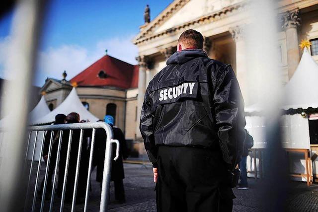 Vier Mnner stehlen in Littenweiler einem Security-Bediensteten den Rucksack