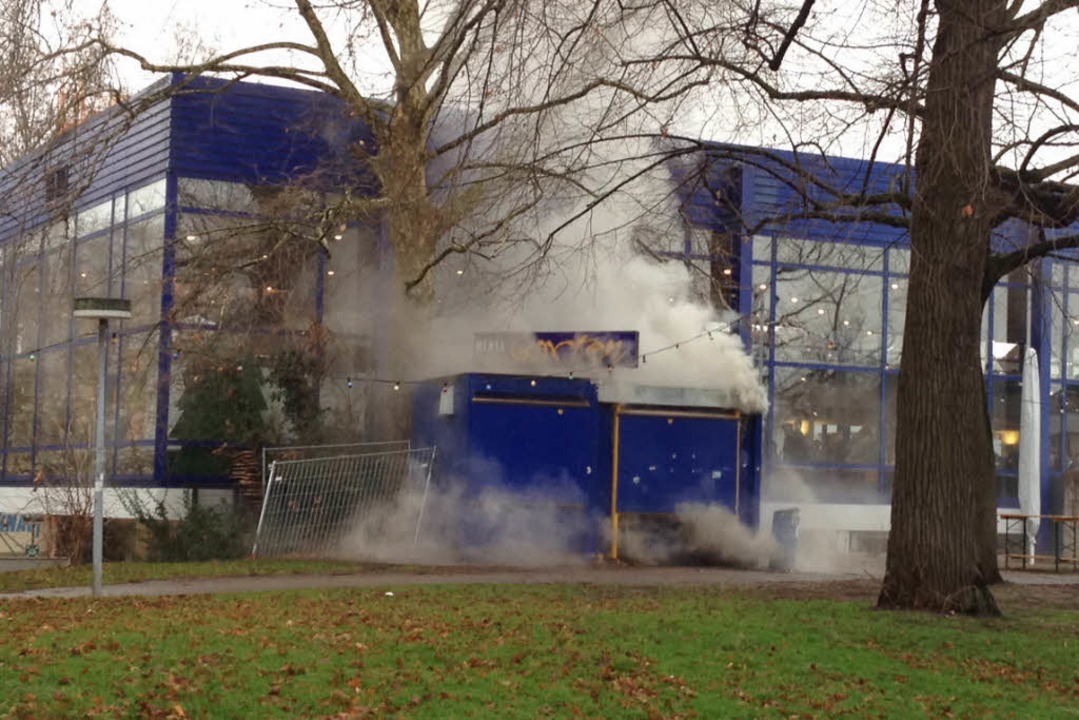 Der Container brannte mit starker Rauchentwicklung.  | Foto: Richard Wezel