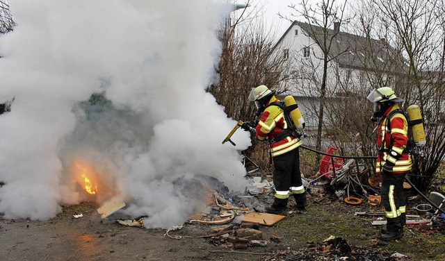 Zwei Brandeinstze binnen zehn Stunden...strae, rechts das ausgebrannte Auto.   | Foto: Feuerwehr Herbolzheim