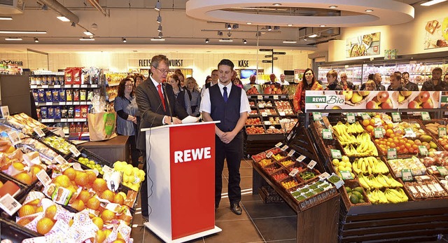 Rewe-Vetriebsleiter Dieter Appenzeller...ager Manuel Heltner beim Empfang vor.   | Foto: Schimanski