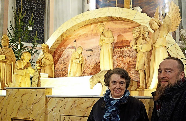 Holzbildhauer Simon Stiegeler mit der ...dem neu geschnitzten Verkndungsengel.  | Foto: Andreas Mahler