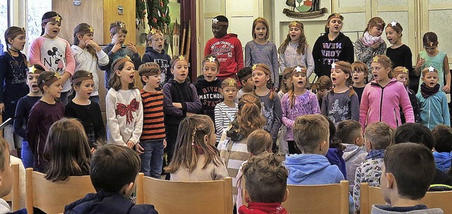 Der Chor der Sommerbergschule besingt das Mrchen vom Sterntaler.   | Foto: Uli Fhre