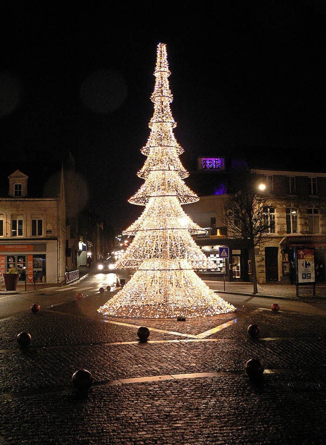 Im Stadtzentrum von Fcamp leuchtet ein riesiger Weihnachtsbaum.   | Foto: Charlotte Ptter