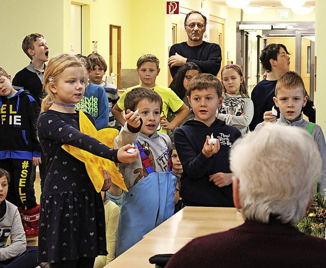 Die Freude, mit der die Kinder der Zel...ertrug sich schnell auf die Senioren.   | Foto: Martin klabund