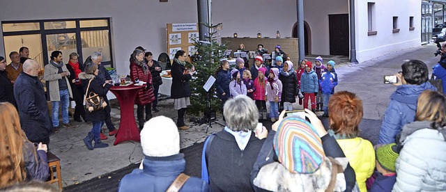 Beim Weihnachtstreff im Innenhof des R...n Kinderchor &#8222;Singlabor&#8220;.   | Foto: Gerhard Walser