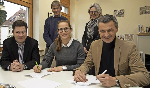 Unterzeichnung: Stadtwerke-Geschftsf...vereinbaren die Bildungspartnerschaft.  | Foto: Mnch
