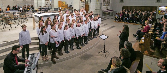 Der Unterstufenchor erfllt mit seinen...chtsliedern die Dreifaltigkeitskirche.  | Foto: Faruk nver