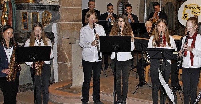 Zum Finale spielten die einzelnen Ense... zusammen vier Advents-Kirchenlieder.   | Foto: Manfred Frietsch