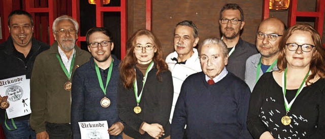 Die Schtzengesellschaft Lrrach ehrt ...er (Fnfter von rechts) gratulierten.   | Foto: Schleer