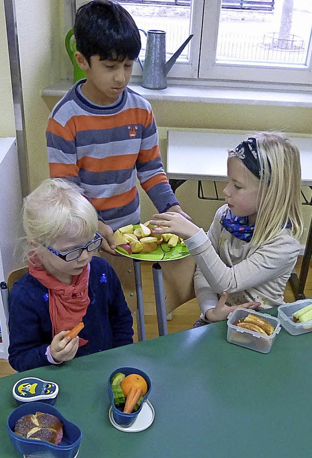 Gemeinsam essen die Kinder in der Grundschule Theresianum gesundes Obst.  | Foto: Privat