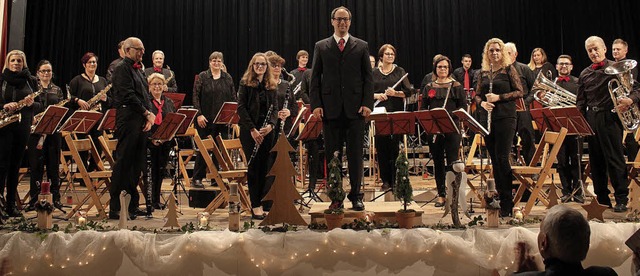 In der weihnachtlich dekorierten Festh... unter Dirigent Paul-Johannes Burgert.  | Foto: Otmar Faller