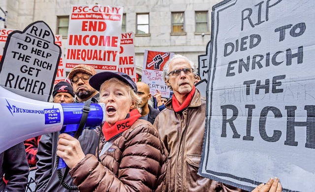 In New York protestieren Demonstranten gegen die Steuerreform.   | Foto: DPA