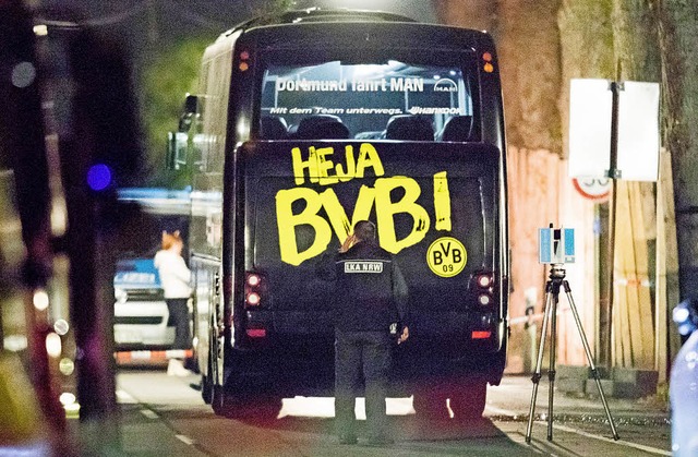 Der Dortmunder Mannschaftsbus nach dem Anschlag  | Foto: dpa