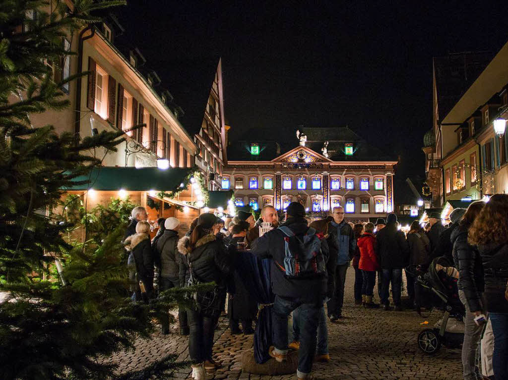 Weihnachtliche Stimmung beim Gengenbacher Adventskalenderhaus und auf dem Adventsmarkt in der historischen Innenstadt