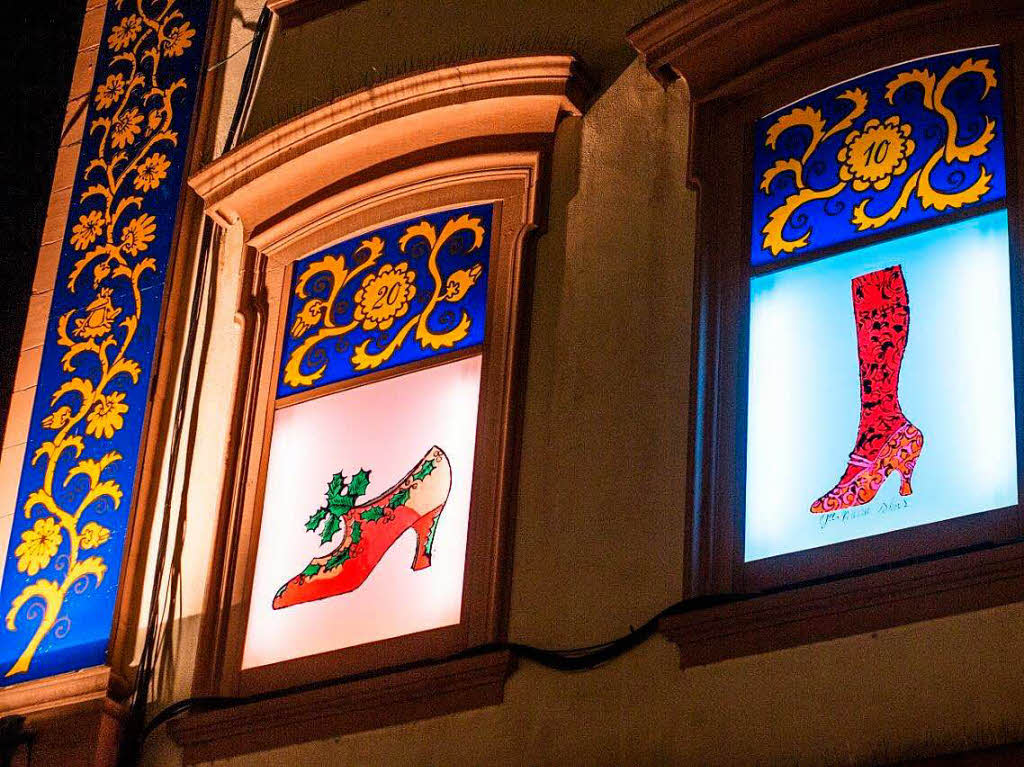 Weihnachtliche Stimmung beim Gengenbacher Adventskalenderhaus und auf dem Adventsmarkt in der historischen Innenstadt