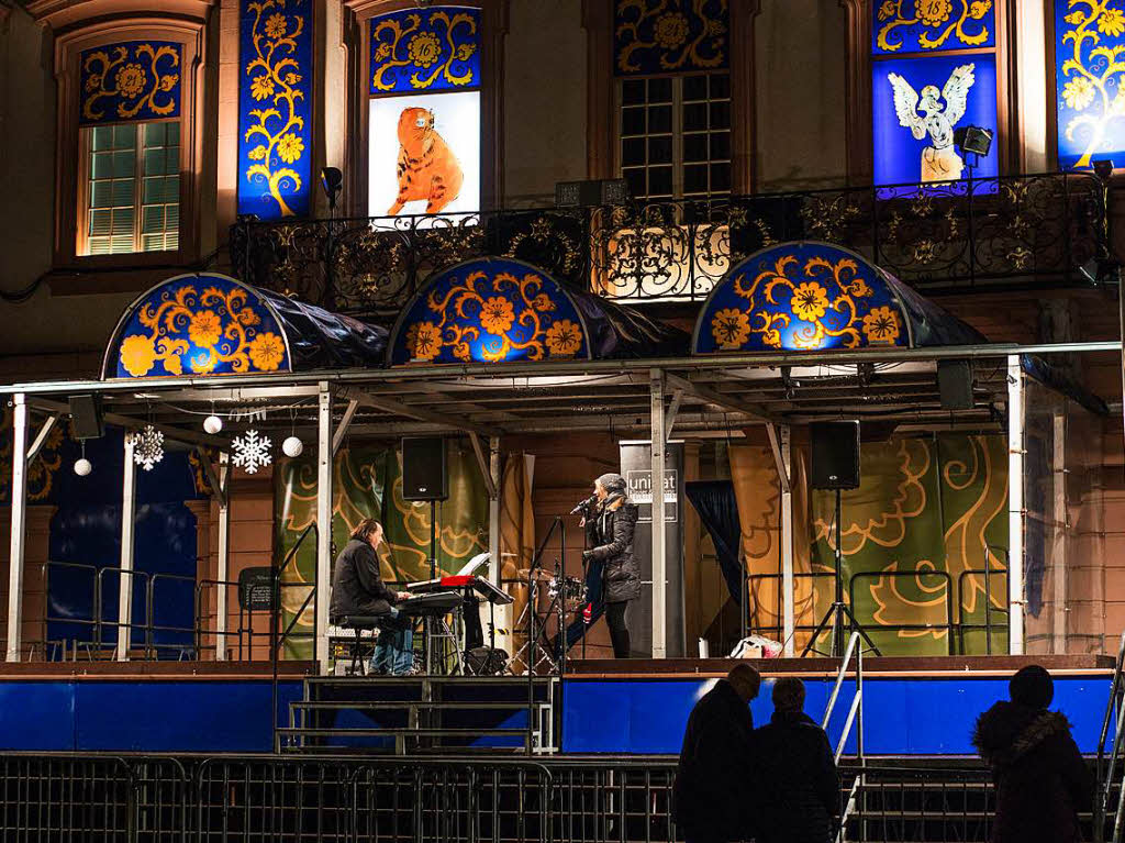 Weihnachtliche Stimmung beim Gengenbacher Adventskalenderhaus und auf dem Adventsmarkt in der historischen Innenstadt