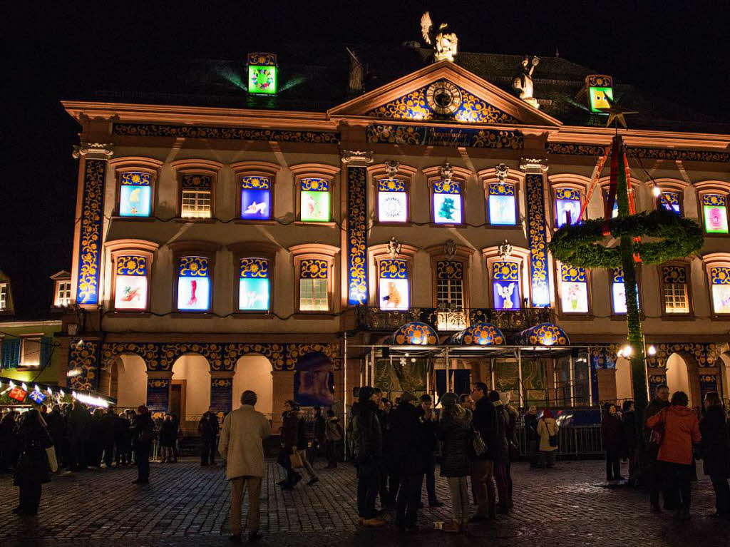 Weihnachtliche Stimmung beim Gengenbacher Adventskalenderhaus und auf dem Adventsmarkt in der historischen Innenstadt