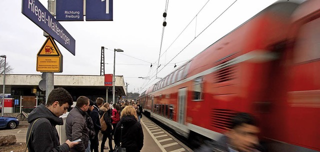 Ein Regionalzug fhrt am Bahnhof Riege...orglich Geld im Haushalt 2018 bereit.   | Foto: Martin Wendel