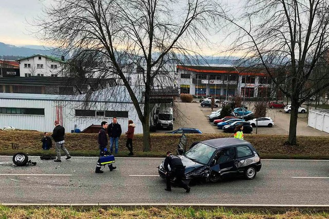 Whrend der Unfallaufnahme war die L14...chen Rheinfelden und Beuggen gesperrt.  | Foto: Sabina Scarpa