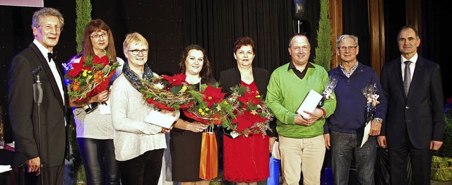 Das Geburtstagskind Johannes Pollaert ...nd  Josef Gehring (von links) geehrt.   | Foto: Privat