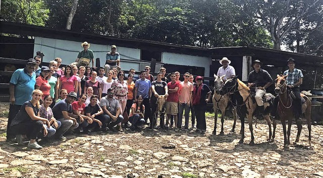 Beim Besuch einer landwirtschaftlichen... und durften sogar eine Runde reiten.   | Foto: Gewerbeschule