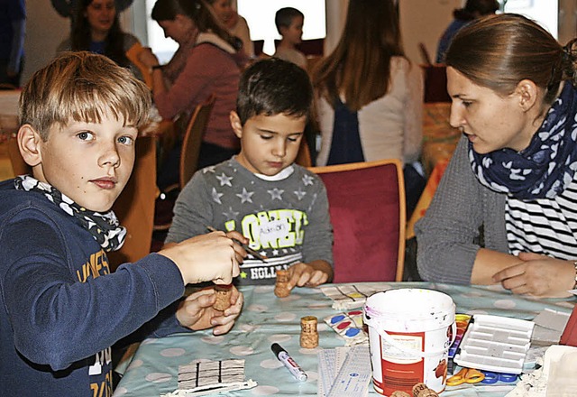 Beim Weihnachtsatelier der AB-Gemeinde... weihnachtlichen Einkufe erledigten.   | Foto: Ralph Lacher