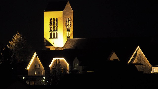 Schon von weitem sind die leuchtenden Giebel der Stadt Neuenburg zu sehen.   | Foto: Stadt Neuenburg