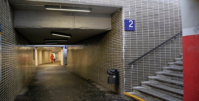 Ein trister Anblick ist der Zugang zu ... sind der einzige Weg zum Bahnsteig.    | Foto: Kares