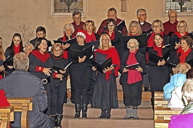 Weihnachtlicher Gesang erfreut Herzen der Menschen