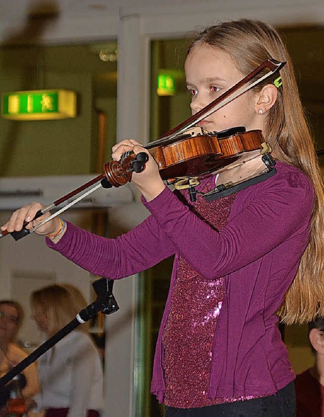 Die neunjhrige Saphira spielte Geige ...s eine weihnachtliche Geschichte vor.   | Foto: Danielle Hirschberger