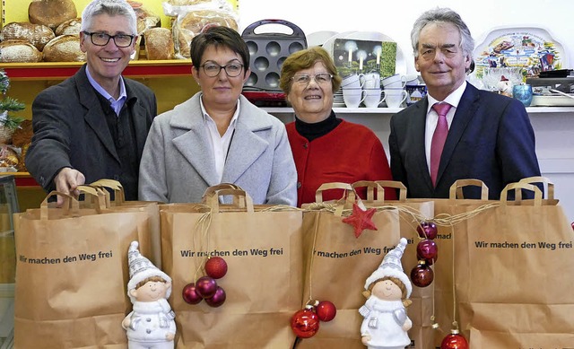 Die Volksbank Staufen spendet 100 Lebe...rgabe im Tafelladen in Bad Krozingen.   | Foto: SUSANNE MLLER