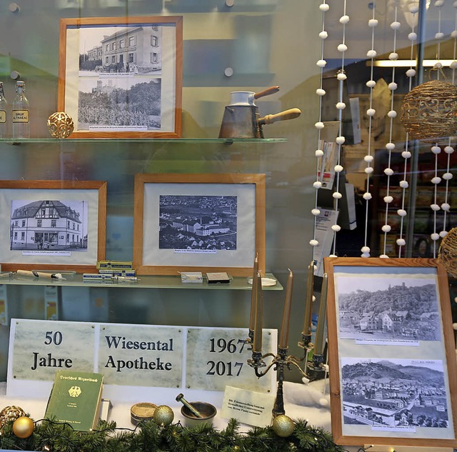 Das Schaufenster der Wiesental-Apothek...ischen Ansichten von Haagen dekoriert.  | Foto: Katharina Bartsch