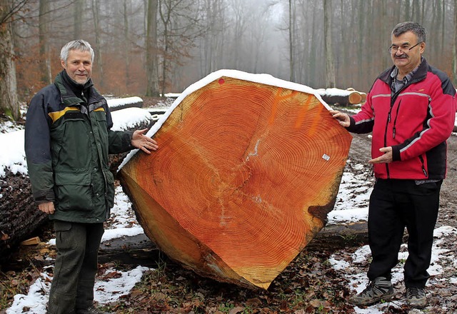 Frster Rainer Dickele (links) und Hei...lasienstamm, 2502 Euro brachte er ein.  | Foto: Cremer