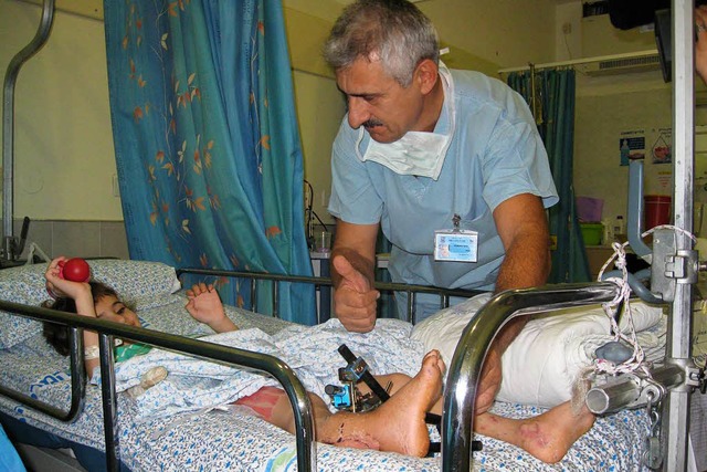 Alexander Lerner am Krankenbett eines ...en syrischen Mdchens im Ziv-Klinikum.  | Foto: Inge Gnther