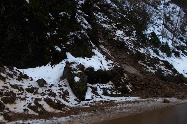 Die Felsbrocken auf der Strae wurden weggerumt.   | Foto: Landratsamt Waldshut