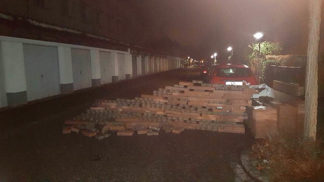 Die von Unbekannten errichtete Mauer  | Foto: Polizei