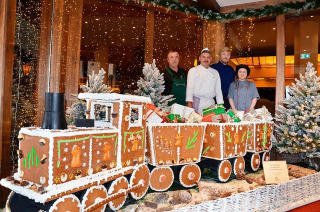 Ganz schn abgefahren: Haustechniker A...r langen Zug aus verzierten Lebkuchen.  | Foto: Tanja Bury