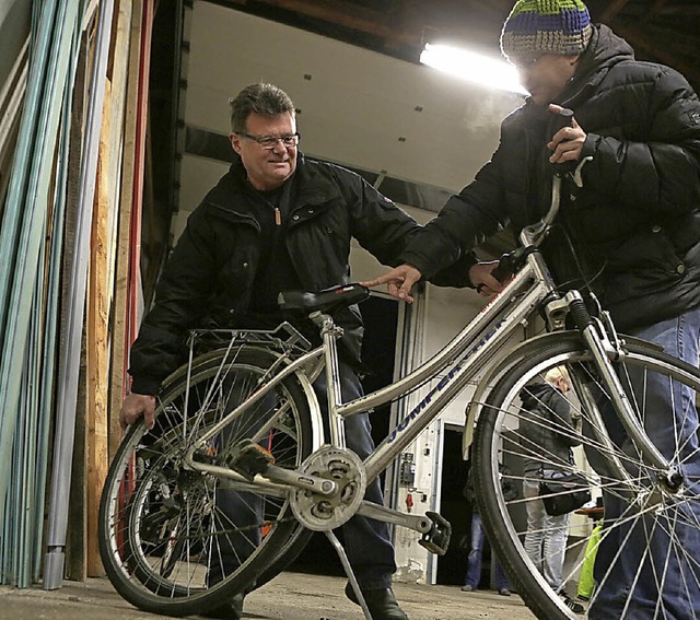 Jedes Fahrrad wird geprft, bevor die Entscheidung fllt, mitzubieten.  | Foto: christoph breithaupt