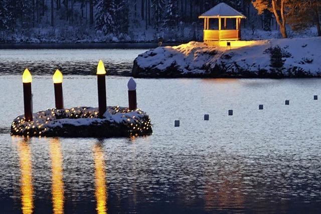 Adventskerzen leuchten im See