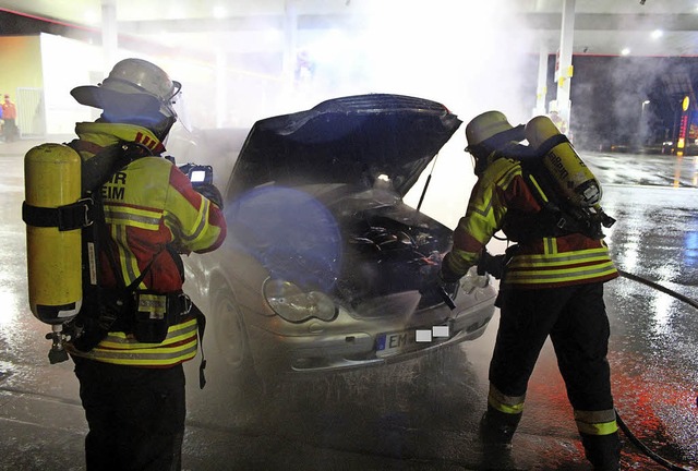 Die  Feuerwehr lschte den Autobrand  ...len Fall von einem technischen Defekt.  | Foto: Feuerwehr